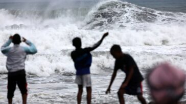 Les résidents de la Reunion ont ordonné à l'intérieur de «alerte violette» le cyclone approche