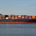 cc hans m., modified, Port of Rotterdam, https://flickr.com/photos/109200699@N03/54221069990/in/photolist-2qBka5j-2epdHWu-2fU5iSj-2iSUKse-2qjwfP4-2ifrABN-2qjwfQg-2iSQm9p-2jYfbxs-2jdDpWE-2qBka4x-2qjwTxR-2qkuuor-2qeNTsj-2iA9nr3-2iRhmj3-2imu8nN-2ixx4ds-2iFYUhq-2jwzgwR-2qoGBUv-2fN3JQ4-2qqouGg-2imxK5h-2qfdyAy-2qFUDK8-2fELPsL-2qpPPSR-2qksQrZ-2jbKqbU-2qpPPSF-2jVYy43-2iDKJ6Z-2jbKquK-2qDoPLg-2qCi6yf-2qkuurh-2iSUKkW-2iC5VLj-2qeJjNA-2qo8HEW-2qJYnqY-2ie46HS-2qjwfPK-2iDPWkj-2juVU2f-2iCUQG1-2jkakKo-2iAujSh-2qCjm2E