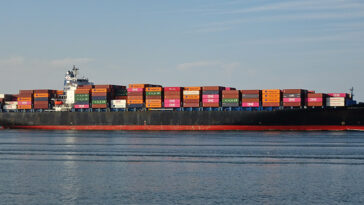 cc hans m., modified, Port of Rotterdam, https://flickr.com/photos/109200699@N03/54221069990/in/photolist-2qBka5j-2epdHWu-2fU5iSj-2iSUKse-2qjwfP4-2ifrABN-2qjwfQg-2iSQm9p-2jYfbxs-2jdDpWE-2qBka4x-2qjwTxR-2qkuuor-2qeNTsj-2iA9nr3-2iRhmj3-2imu8nN-2ixx4ds-2iFYUhq-2jwzgwR-2qoGBUv-2fN3JQ4-2qqouGg-2imxK5h-2qfdyAy-2qFUDK8-2fELPsL-2qpPPSR-2qksQrZ-2jbKqbU-2qpPPSF-2jVYy43-2iDKJ6Z-2jbKquK-2qDoPLg-2qCi6yf-2qkuurh-2iSUKkW-2iC5VLj-2qeJjNA-2qo8HEW-2qJYnqY-2ie46HS-2qjwfPK-2iDPWkj-2juVU2f-2iCUQG1-2jkakKo-2iAujSh-2qCjm2E