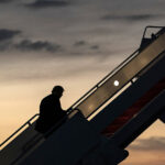 Navigation des relations américano-sud-est de l'Asie sous l'administration Trump President Trump returning from Florida in 2020, modified, Trump White House, https://flickr.com/photos/whitehouse45/50184624051/in/photolist-2jsDjjP-2jyyvFv-2iqiCcd-2jxFhmb-24n4jRR-2iq53sF-2a4MDv7-2jyypgS-2gkMWs7-2i9Xsnj-U3HM66-2jmTogR-2jyyvG7-2j2fdqT-2iq39tM-2gkMWvP-2ga2Th1-2jxhnnf-2ga1Dvg-2jyznsv-2gnY1SW-2jyypeY-2gkMWEX-2jyvaQg-2ga22uk-2ga2Txg-2g38DDW-HxYzvG-2ivdbzH-2jyypeC-2jeZvFk-24n4jXH-2gnY26b-2iq3Ttz-2ga1CKJ-2hhJn9z-2gkMWvo-QnAmv8-2i9ZTtq-2gkMMN1-2gkMMGp-2jC1Rro-2gnXVPL-2jxX8xJ-2hhL1BM-Rd9JXv-GrnLNz-2hX3FcK-2ktphD9-2h3bbcG