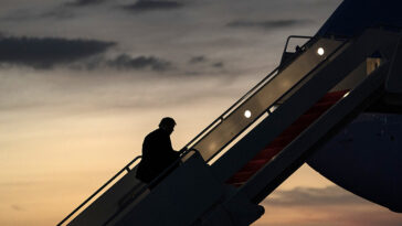 President Trump returning from Florida in 2020, modified, Trump White House, https://flickr.com/photos/whitehouse45/50184624051/in/photolist-2jsDjjP-2jyyvFv-2iqiCcd-2jxFhmb-24n4jRR-2iq53sF-2a4MDv7-2jyypgS-2gkMWs7-2i9Xsnj-U3HM66-2jmTogR-2jyyvG7-2j2fdqT-2iq39tM-2gkMWvP-2ga2Th1-2jxhnnf-2ga1Dvg-2jyznsv-2gnY1SW-2jyypeY-2gkMWEX-2jyvaQg-2ga22uk-2ga2Txg-2g38DDW-HxYzvG-2ivdbzH-2jyypeC-2jeZvFk-24n4jXH-2gnY26b-2iq3Ttz-2ga1CKJ-2hhJn9z-2gkMWvo-QnAmv8-2i9ZTtq-2gkMMN1-2gkMMGp-2jC1Rro-2gnXVPL-2jxX8xJ-2hhL1BM-Rd9JXv-GrnLNz-2hX3FcK-2ktphD9-2h3bbcG