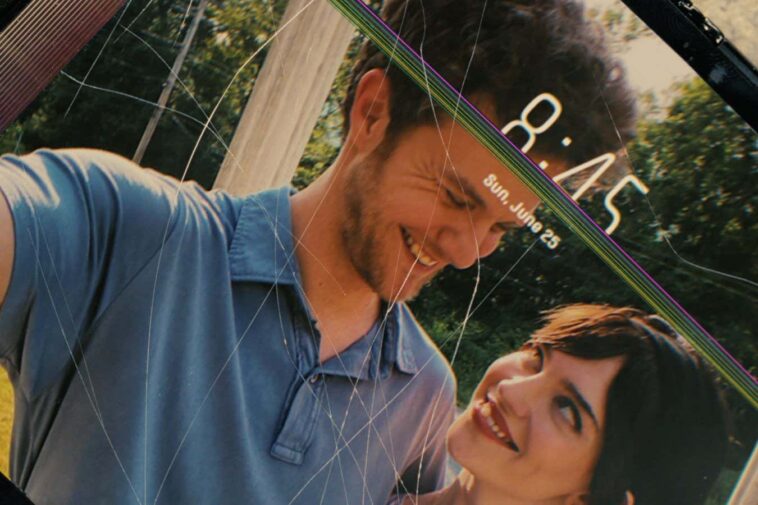 Robot Iris se révèle être un homme de paille dans le compagnon de comédie d'horreur Caption: (L-R) JACK QUAID as Josh and SOPHIE THATCHER as Iris in New Line Cinema?s ?COMPANION,? a Warner Bros. Pictures release.