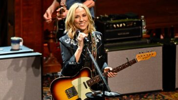 Sheryl Crow vend Tesla, fait don de bénéfices à la radio publique nationale