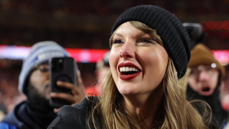 Taylor Swift arrive pour soutenir Travis Kelce et les chefs du Super Bowl 2025