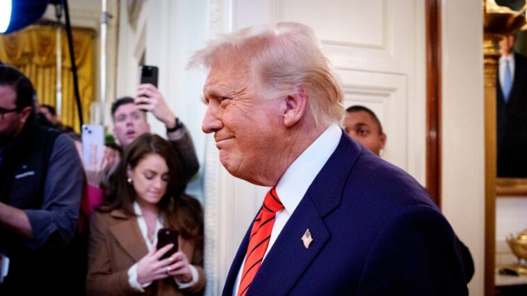 Travis Kelce dit qu'il est «excité» que Trump assiste au Super Bowl, car la NFL supprime le message de «fin racisme»