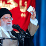 cc khamenei.ir, modified, https://ar.m.wikipedia.org/wiki/%D9%85%D9%84%D9%81:Ayatollah_Ali_Khamenei_at_the_Great_Conference_of_Basij_members_at_Azadi_stadium_October_2018_029.jpg