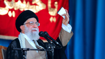 cc khamenei.ir, modified, https://ar.m.wikipedia.org/wiki/%D9%85%D9%84%D9%81:Ayatollah_Ali_Khamenei_at_the_Great_Conference_of_Basij_members_at_Azadi_stadium_October_2018_029.jpg