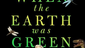 Couverture du moment où la Terre était verte par Riley Black; fond noir avec lettrage vert, qui correspond au feuillage vert. Il y a aussi quelques animaux. y compris un éléphant, des libellules et des dinosaures.
