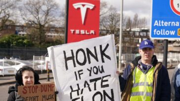 Tesla Exodus continue alors que le sénateur Mark Kelly jette la voiture sur "A --hole" Elon Musk