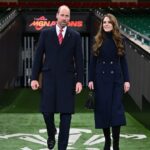 Kate Middleton et Prince William à cotes amies pendant le match de rugby de Pays de Galles contre Angleterre