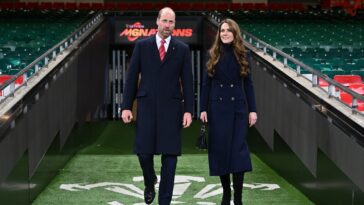 Kate Middleton et Prince William à cotes amies pendant le match de rugby de Pays de Galles contre Angleterre