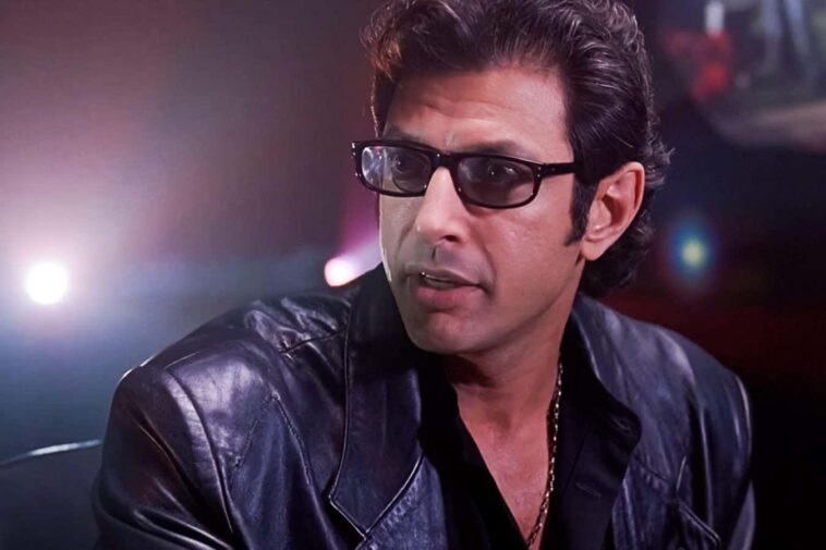 2FMXX1B USA. Jeff Goldblum in a scene from (C)Universal Pictures film: Jurassic Park (1993). Plot: A pragmatic paleontologist visiting an almost complete theme park is tasked with protecting a couple of kids after a power failure causes the park