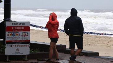 Ex-cyclone battets Australia, provoquant d'énormes pannes
