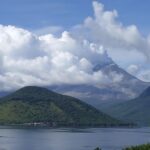 Indonésie Mount Lewotobi Laki Laki Volcan érupte, ce qui incite le niveau d'alerte à être élevé