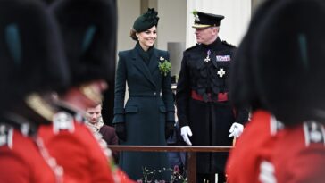 Kate Middleton retrouve les gardes irlandais et leur achète une ronde