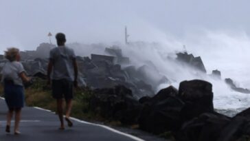 L'Australie se prépare alors que le cyclone vire vers la côte orientale