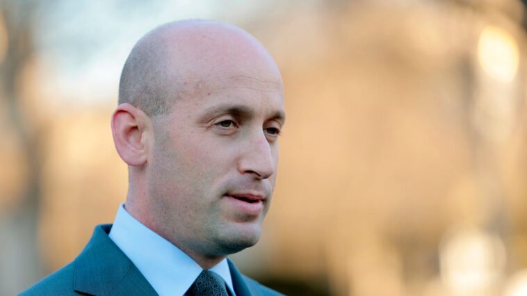 L'administration Trump n'arrêtera pas de donner un majeur aux juges