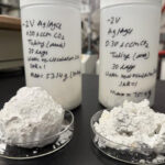 Photographie de minéraux formés à partir de l'électrolyse d'eau de mer.