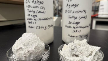 Photographie de minéraux formés à partir de l'électrolyse d'eau de mer.