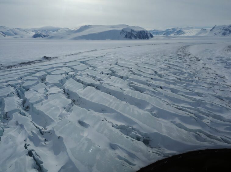 La nouvelle recherche affine la physique des flux de glace pour prédire le mouvement des glaciers La nouvelle recherche affine la physique des flux de glace pour prédire le mouvement des glaciers