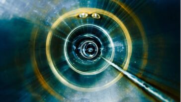 La symétrie entre les quarks de haut en bas est plus brisée que prévu