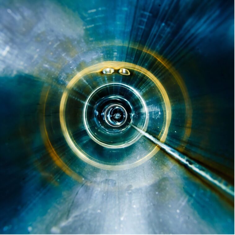 La symétrie entre les quarks de haut en bas est plus brisée que prévu