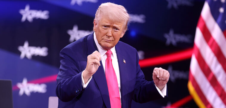 Le monde de Trump: un retour dans les années 30? cc Gage Skidmore, modified, Trump at CPAC 2025, https://www.flickr.com/photos/gageskidmore/54362405139/