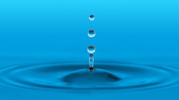 Les caméras à grande vitesse capturent des gouttelettes chaudes rebondissant sur une casserole fraîche