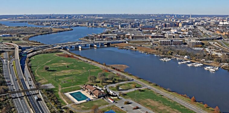 Les déchets humains, d'oiseaux ou de chiens? Les scientifiques analysant le caca pour aider la rivière oubliée de DC Les déchets humains, d'oiseaux ou de chiens? Les scientifiques analysant le caca pour aider la rivière oubliée de DC