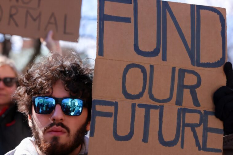 Les scientifiques disent que les coupes Trump menacent la recherche climatique, la sécurité publique