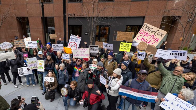 N'écrivez-vous pas une pensée pour la tournée de livres de Chuck Schumer?