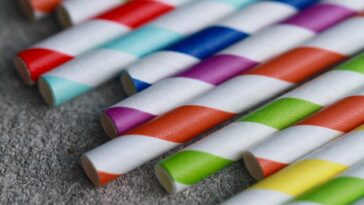 Oui, les pailles en papier sont nulles. Plutôt que de ramener des plastique, évitons les articles à usage unique