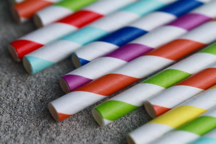 Oui, les pailles en papier sont nulles. Plutôt que de ramener des plastique, évitons les articles à usage unique
