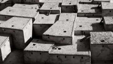 Quand les gens ont-ils commencé à construire des maisons avec des coins?