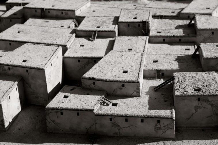 Quand les gens ont-ils commencé à construire des maisons avec des coins?