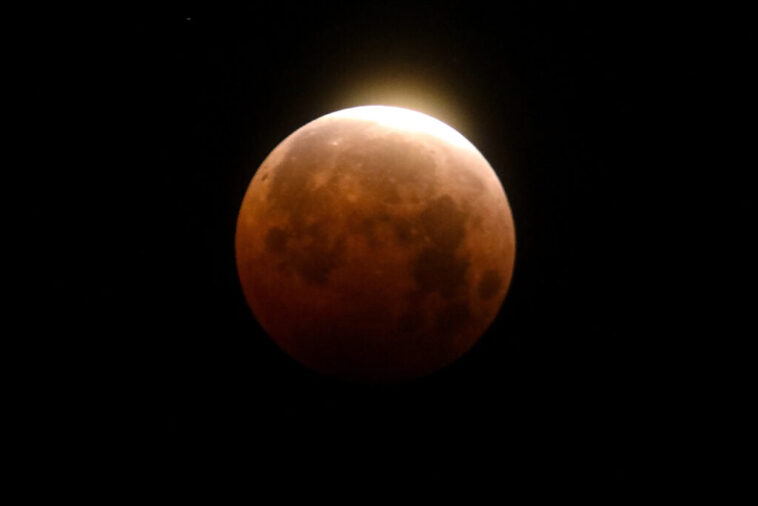 Regardez La Lune Devenir Rouge Lors d'Unclipse Lunaire Totale en Mars Regardez la lune devenir rouge lors d