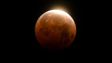 Regardez la lune devenir rouge lors d'une éclipse lunaire totale en mars