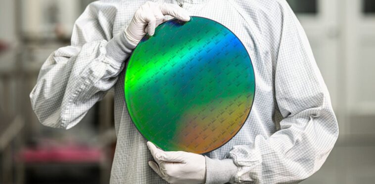 Une startup informatique quantique dit qu'elle fait déjà des millions de puces à alimentation légère