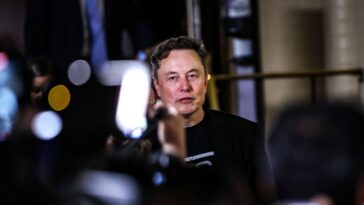 Vivian Wilson, la fille éloignée d'Elon Musk, a compté avec les commentaires de la pêche à la traîne de son père dans une vidéo