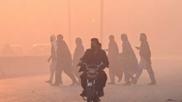 `` Vraiment suffocation '': le Pakistan émerge de la saison record du smog