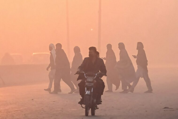 `` Vraiment suffocation '': le Pakistan émerge de la saison record du smog