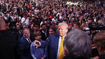 Trump regarde l'UFC se battre à Miami avec Musk et une poignée de membres du Cabinet