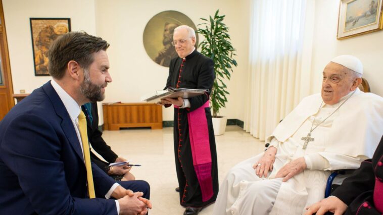 Le pape François rencontre JD Vance le dimanche de Pâques pour une brève conversation après s'affronter sur l'immigration