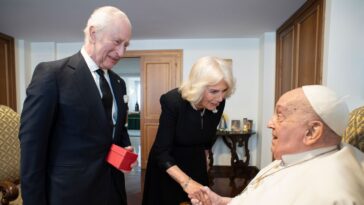 Le roi Charles et la reine Camilla, parmi les derniers visiteurs du pape, ont des «coeurs lourds»