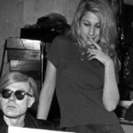 Jane Holzer pensait qu'Andy Warhol pourrait faire d'elle une star. Au lieu de cela, elle l'a aidé à atteindre un nouveau niveau de gloire.