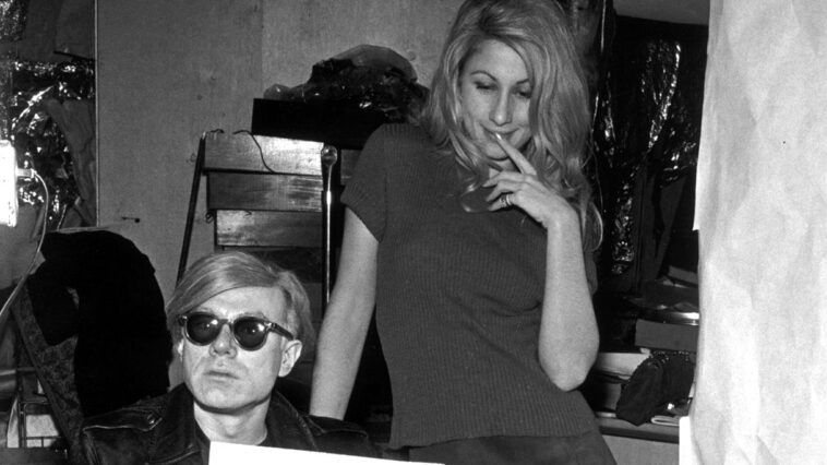 Jane Holzer pensait qu'Andy Warhol pourrait faire d'elle une star. Au lieu de cela, elle l'a aidé à atteindre un nouveau niveau de gloire.