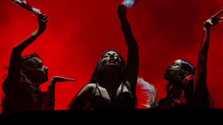 Parris Goebel, le chorégraphe Coachella de Lady Gaga, parle des opéras, Alexander McQueen et ces rumeurs de Rihanna