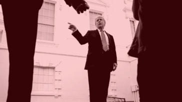 Battre la presse: comment Team Trump essaie de garder les médias en échec