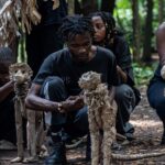 Blanage de marionnettes animales randonnent de l'Afrique à l'Europe dans l'action climatique