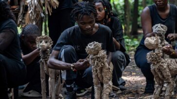 Blanage de marionnettes animales randonnent de l'Afrique à l'Europe dans l'action climatique
